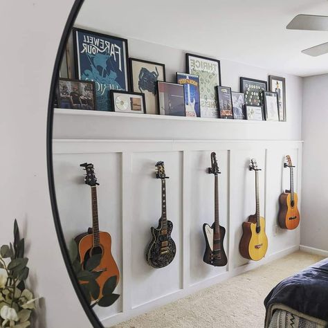 Guitar Decor Ideas Living Room, Guitar Wall Display Living Rooms, In Home Music Room, Guitars Hung On Wall, Guitar In Living Room Decoration, Office Guitar Room, Music Room Wall Ideas, Guitar Area In Bedroom, Bedroom With Records On Wall