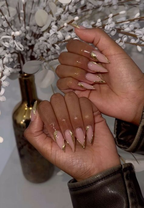 Almond Shape French Tip Chrome, Stilettos Acrylic Nails, Gold Accent Almond Nails, Short Nails With Gold Design, Almond Nail Shape Designs, Gold Chrome Stiletto Nails, Almond Gold Nails Designs, Gold Chrome Design Nails, Almond Shaped Nails Black Women