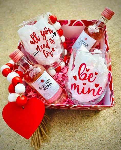 Valentines Day Gift Ideas To Sell, Diy Valentine Gift Baskets Ideas, Mother Valentines Day Gift, Valentines Gift For Sister Cute Ideas, Small Valentines Gifts For Friends, Valentines Day Gift Box Ideas For Him, Etsy Valentines Day Gifts, Valentine Raffle Basket Ideas, Valentine’s Day Gifts To Sell