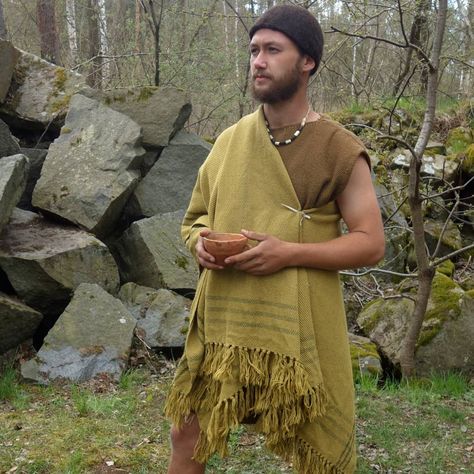 Bronze Age Celtic Clothing, Bronze Age Fashion, Nordic Bronze Age, Bronze Age Clothing, Runequest Glorantha, Celtic Dress, Celtic Clothing, Aged Clothing, Fashion Timeline