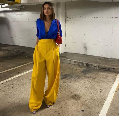 Colors that will make any outfit more precious Bright Spring Outfits, Royal Blue Fashion, Yellow Pants Outfit, Color Outfits, Color Combos Outfit, Color Blocking Outfits, Color Combinations For Clothes, Yellow Pants, Coban