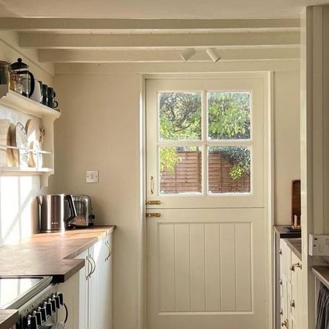 Cotswold Cottage Interior, Cottage Hallway, Simple Cottage, Country Cottage Kitchen, Cottage Decor Living Room, Cottage Door, Stable Door, Cottage Inspiration, English Cottage Style