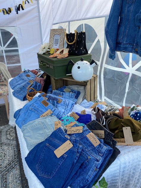 Pop Up Flea Market, Flea Market Set Up Display, Vintage Clothing Pop Up, Pop Up Vintage Shop, Thrift Pop Up Shop, Pop Up Thrift Shop Ideas, Clothing Pop Up, Vintage Shopping Aesthetic, Flea Market Booth Set Up