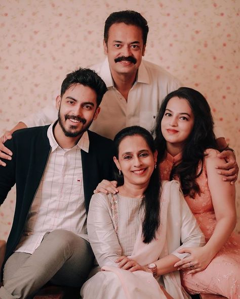 Family Photoshoot Ideas Indian, Indian Family Portrait Photography, Family Of 4 Portrait Poses, Photoshoot Ideas For Family Of 4, Family Potrait Photoshoot Indoor, Family Photography Indian, Sindoor Daan Photography, Family Group Photoshoot Ideas, Family Photoshoot Of 4