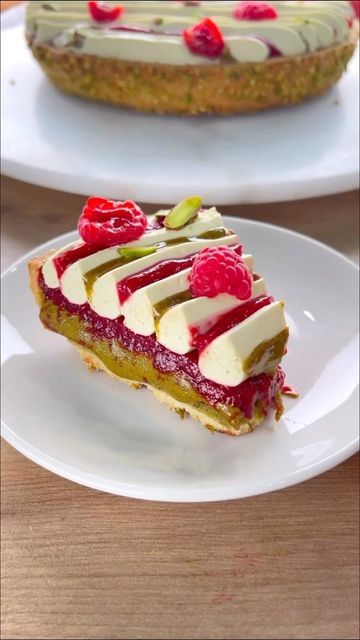 Avenue Cuisine on Instagram: "Délicieuse tarte à la pistache et aux framboises réalisée par @alqahtaninoof ! Composée de sa pâte à sucre aux amandes, crème pistache, praliné pistache, confit de framboise et ganache fouettée pistache 🤤💚❤️ _________ Retrouvez plusieurs matériels & ingrédients de cuisine et de pâtisserie sur notre site www.avenuecuisine.com 📲 __________ #avenuecuisine #pastry #patisserie #pastrychef #dessert #pistache #tarte #framboise #ganache #praliné" Pistachio And Raspberry Tart, Tart Recipes Dessert, Dessert Pistache, Dacquoise Cake, Patisserie Desserts, Tooth Cake, Patisserie Fine, Dessert Restaurants, Raspberry Tarts