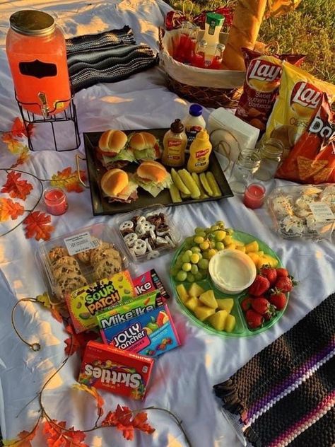 Picnic Date Food, Picnic Planning, Picnic Snacks, Snacks And Drinks, Food And Snacks, Picnic Birthday Party, Picnic Inspiration, Cute Date Ideas, Date Recipes