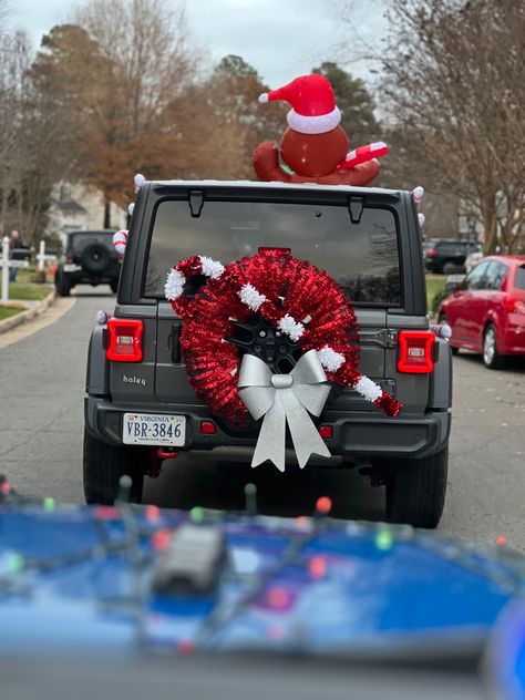 Jeep Christmas Wreath, Christmas Lights On Jeep Wrangler, Decorating Car For Christmas, Jeep Tire Christmas Decorations, Christmas Car Interior, Jeep Wreath Christmas, Jeeps Decorated For Christmas, Christmas Jeep Wrangler, Jeep Tire Christmas Wreath