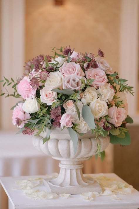 Centerpiece in ston vase. Soft pink and chocolate colours. Pink Wedding Flowers Centerpiece, Reception Arrangements, Bouquet Recipes, Baby Reception, Rose Wedding Theme, Soft Pink Wedding, Graduation Flowers, Vase With Flowers, Bridal Bouquet Flowers