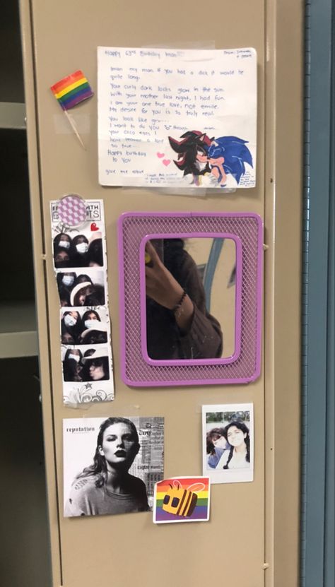 Taylor Swift Locker Ideas, Decorated Locker Aesthetic, Simple Locker Decor, Cute Locker Ideas For High School, Taylor Swift Locker Decor, Decorated School Lockers, Lockers Ideas For School, High School Lockers Aesthetic, School Locker Decorations Aesthetic