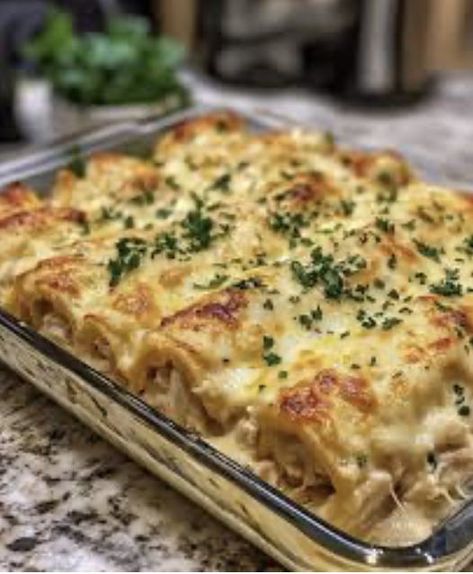 Leona recipes - 🍝 Garlic Parmesan Chicken Lasagna Roll-Ups... Chicken Lasagna Rolls, Dorito Chicken, Chicken Meatloaf, Chicken Roll Ups, Lasagna Recipes, Chicken Roll, Lasagna Roll, Lasagna Rollups, Chicken Lasagna