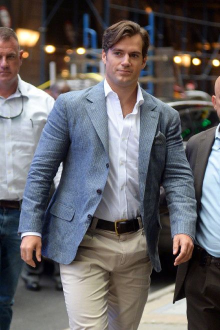 Good Morning Superman: Henry Cavill's Bulge Steals the Show - Cocktailsandcocktalk Henry Superman, Henry Cavill Shirtless, Mission Impossible Fallout, Superman Henry Cavill, Men In Suits, Le Male, Bear Men, Mission Impossible, Clark Kent