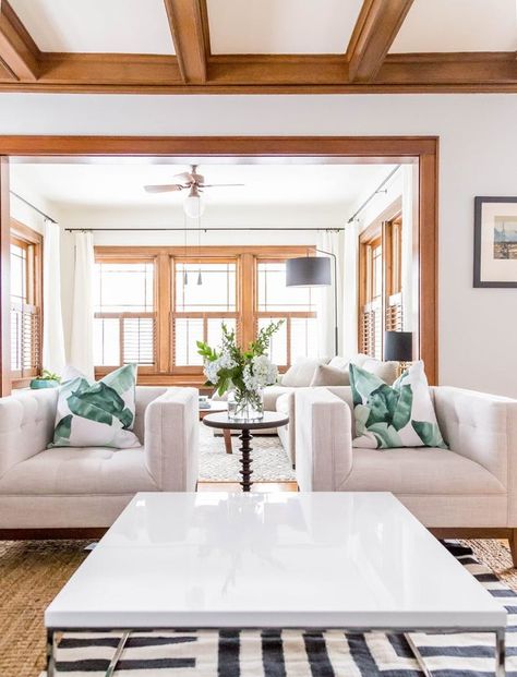 light wood trim with white walls--I never thought I liked stained wood trim, but this is GORGEOUS! Honey Oak Trim, Painting Wood Trim, Interior Design Country, Natural Wood Trim, Oak Wood Trim, Dark Wood Trim, House Renos, Oak Trim, White Couches