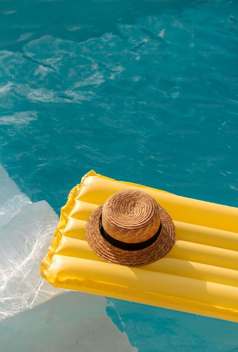 A straw hat on a raft floating in a pool photo – Swimming pool Image on Unsplash Pool Product Photoshoot, Swimming Pool Cocktail, Umbrella Pictures, Resort Aesthetic, Pool Umbrella, Swimming Pool Images, Pool Shoot, Beach Floats, Aesthetic Pool