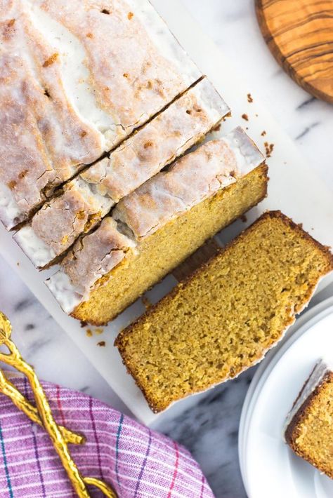 With warm chai spices and a cinnamon glaze, this vanilla chai pound cake is a perfect holiday treat! This pound cake recipe is moist, perfectly sweetened, and simple to prepare. Chai Loaf, Chai Cake Recipe, Spice Pound Cake, Chai Cake, Tea Loaf, Cinnamon Glaze, Chai Spices, Loaf Cake Recipes, Chai Recipe