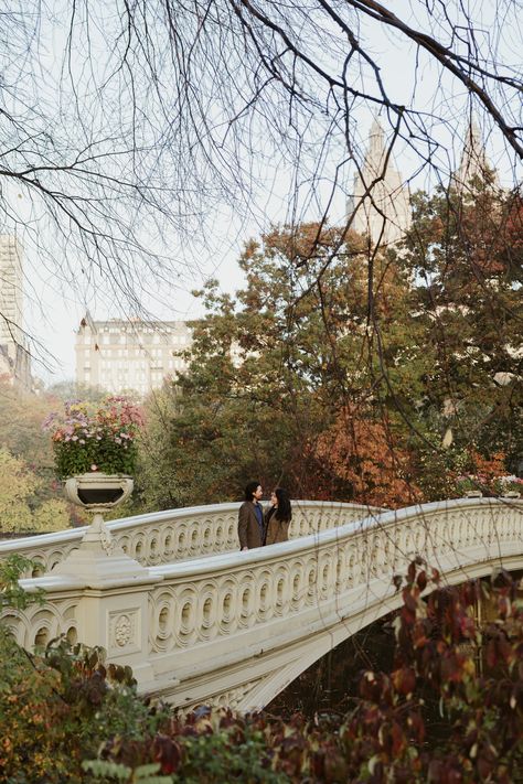 A New York City Proposal at one of Central Park's famous bridges – Bow Bridge Long Distance Engagement Photos, Fall Nyc Engagement Photos, Fall City Engagement Pictures, Nyc Proposal Ideas, Nyc Valentines Day, Central Park Graduation Pictures, New York Christmas Proposal, New York City Engagement Photos, Couple Photoshoot Park