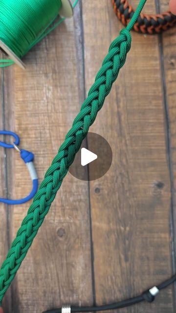 Crochet With Paracord, Lanyard Knot Tutorials, Paracord Lanyard Tutorial, Paracord Leash Tutorial, Paracord Braids Tutorial, Paracord Knots Tutorial, Paracord Strap Diy, Paracord Projects Diy Tutorials, Paracord Lanyard Diy Tutorials