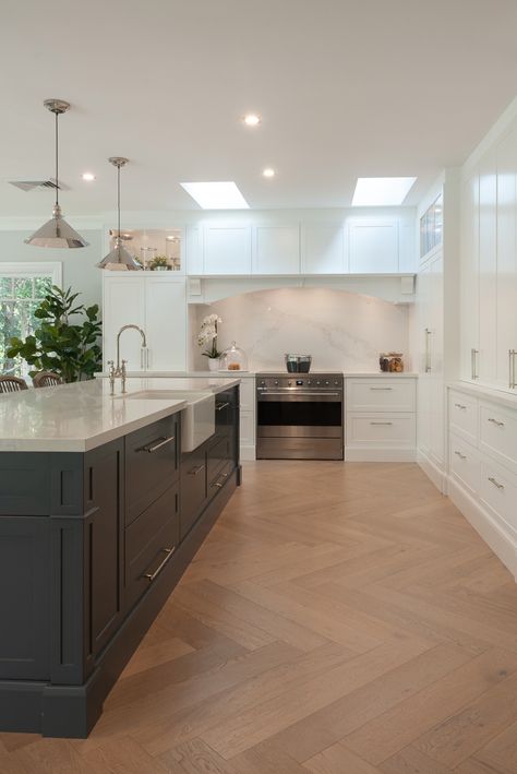 Hampton Kitchen Island, Country Hamptons Style Kitchen, Country Hamptons Kitchen, Hamptons Island Bench, Us Kitchen Design, Hamptons Farmhouse Kitchen, Hamptons Kitchen Island, Kitchen Design Island Bench, Modern Hampton Kitchen