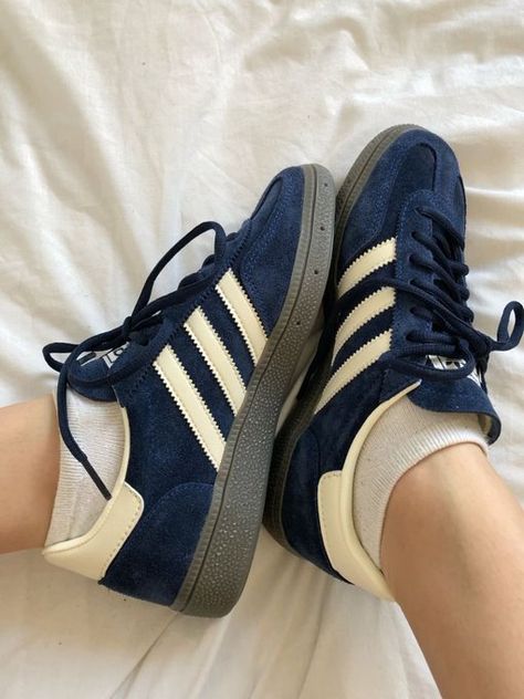 Dr Shoes, Pretty Shoes Sneakers, Shoe Wishlist, Adidas Spezial, Adidas Girl, Hype Shoes, Girly Shoes, Shoe Inspo, Aesthetic Shoes