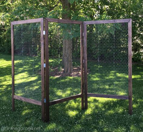 How to Build a DIY Folding Display with Chicken Wire - by Girl (and Guy) in the Garage Displays For Craft Shows, Chicken Wire Display, Wire Diy Crafts, Chicken Wire Diy, Displaying Pictures, Craft Fair Booth Display, Craft Show Booths, Craft Show Booth, Festival Booth