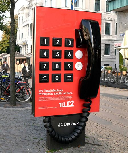 Giant phone advertising - http://blog.hepcatsmarketing.com - check out our blog network for more news like this! Guerilla Marketing Examples, Guerrilla Advertising, Installation Interactive, Interactive Advertising, Funny Commercial Ads, Out Of Home Advertising, Funny Commercials, 광고 디자인, Commercial Ads