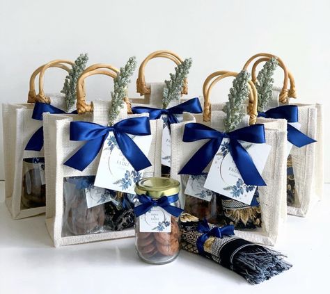 Elegant Gift Bag Ideas, Doorgift Bag Ideas, Eid Hampers Packaging Design, Wedding Gift Hamper Ideas For Guests, Hamper Raya Ideas, Raya Gift Box Ideas, Snack Hampers Idea, Door Gift Ideas Wedding, Ramadhan Hampers Idea