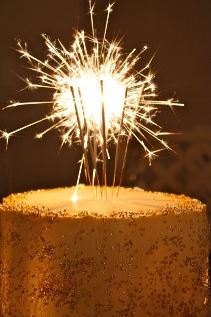 × Bonne Année... Happy New Years to all on Pinterest... thank you for beautiful, inspiring pins! Credit? / #newyear #celebration Birthday Cake Sparklers, Sparklers Fireworks, Cake Sparklers, Golden Birthday Parties, Vanilla Bean Cakes, Sparkler Candles, Birthday Cake For Him, New Year's Cake, Adult Birthday Cakes