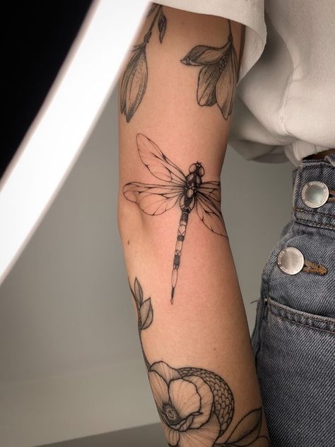 Cyberciligism Tattoo, Cybersigilism Tattoo, Inspo Tattoo, Tattoos Meaningful, Flying Tattoo, Dragonfly Tattoo Design, Bug Tattoo, Insect Tattoo, Body Tattoo