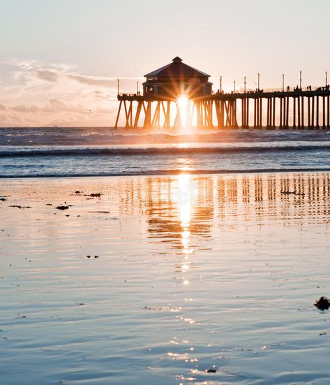 Huntington Beach Pier, Beach Pier, Surf City, I Love The Beach, Coastal Cities, Ways To Travel, Ocean City, Huntington Beach, Beach Town