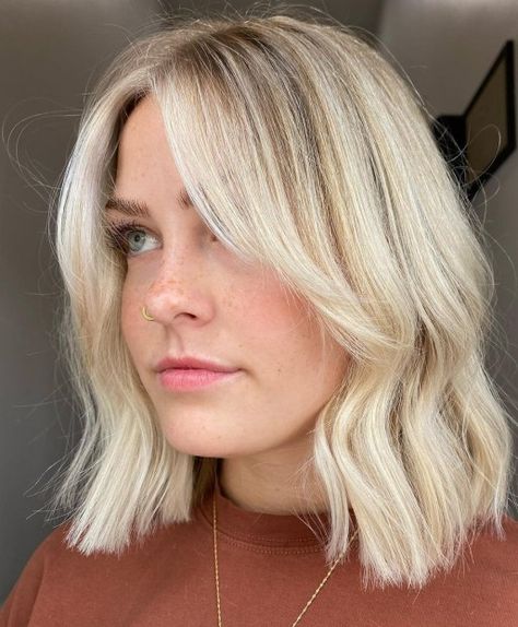 Short Bob with Long Curtain Bangs Bob Long Bangs, Bob 2023, Trendy Curtain Bangs, Bangs Ideas, Trendy Bob Hairstyles, Hair Adviser, Bob Hairstyles With Bangs, Polished Hair, Penteado Cabelo Curto