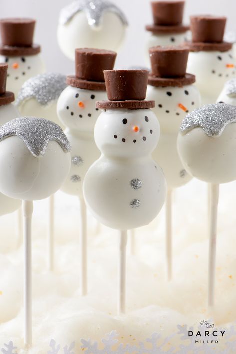 Cake Pop Recipe Christmas, Maple Cake Pops, Cake Pop Display Ideas Christmas, Cake Pop Snowman, Festive Cake Pops, Snowball Cake Pops, Winter Bakery Ideas, Snow Man Cake Pop, Holiday Theme Desserts