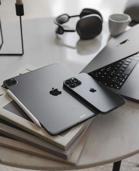 All Apple Products, Tech Aesthetic, Desktop Setup, Apple Technology, Iphone Obsession, Apple Phone Case, Apple Phone, Electronics Gadgets, Apple Accessories