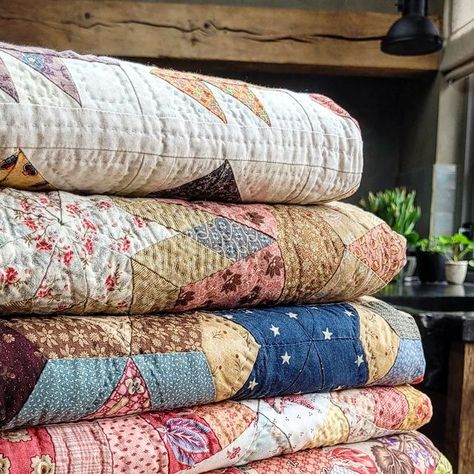 Margreet Westhoeve on Instagram: "🩷 Quilt Stacks 🩷 Gewoon iets waar ik blij van wordt: een grote stapel quilts op de keukentafel op een doordeweekse woensdag.....🥰 Fijne dag allemaal ❣️ #quiltstack #quilt #patroon #quilten #handquilting #patchworkbyhand #madebyhand #happyquilter #patchworkismypassion #quiltsmadewithlove #quiltingismytherapy #patchworkquilt #patchworkismyhobby #lovepatchwork #addictedtofabric #quiltpattern #kroontjesquilt #antiquestarsquilt #scrappystarsquilt #weddingringquilt Vintage Quilt Aesthetic, Quilts Aesthetic, Quilt Blanket Aesthetic, Quilting Aesthetic, Aesthetic Quilts, Quilt Aesthetic, Vintage Quilt, Vintage Cottagecore, Quilts Decor