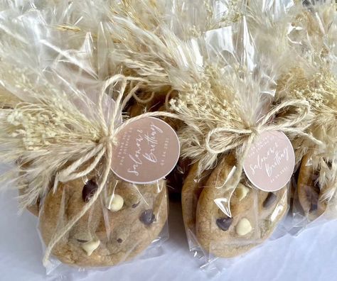 Chocolate Chip Wedding Cookies, Wedding Cookie Bags Packaging Ideas, Cookies Wedding Gift, Cookie Party Favors Wedding, Chocolate For Wedding Gift, Wedding Favors For Guests Cookies, Wedding Cookie Favors Packaging, Cookies As Wedding Favors, Wedding Gift Chocolate