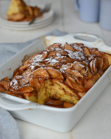 (TESTED & PERFECTED RECIPE) A lovely mash-up of French toast and apple pie, this prep-ahead breakfast casserole has all the makings of a special holiday brunch dish – the kind that becomes a much-loved family tradition. Assemble and bake it straight away or let it sit in the fridge overnight... Baked Apple French Toast, Apple French Toast Bake, Apple French Toast, Once Upon A Chef, Baked French Toast, Brunch Spread, Holiday Brunch, Baked Apple, Brunch Dishes