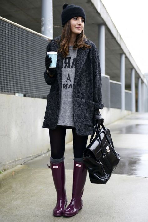 How To Wear Rain Boots, Rain Boot Outfit, Cute Rain Boots, Hunter Boots Outfit, Coat Outfit, Trendy Street Style, Looks Street Style, Raincoats For Women, Street Style Winter