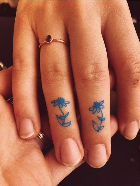 Tiny Tattoo, Make Up Eyes, Tattoo Inspiration, Octopus Tattoos, Vsco Makeup, Chamomile Flower, Inspiration Tattoos, Poke Tattoo, Aesthetic Tattoo