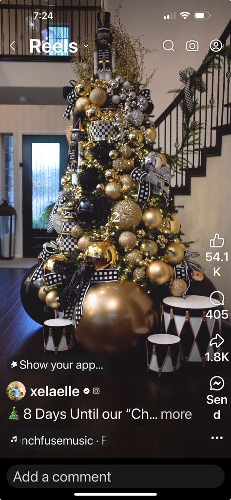 Green And Gold Christmas Decor, Black White And Gold Christmas, Ideas Christmas Decoration, Black Christmas Tree Decorations, Decoration Ideas Christmas, Green And Gold Christmas, Black Christmas Decorations, Gold Christmas Decor, Black White Christmas