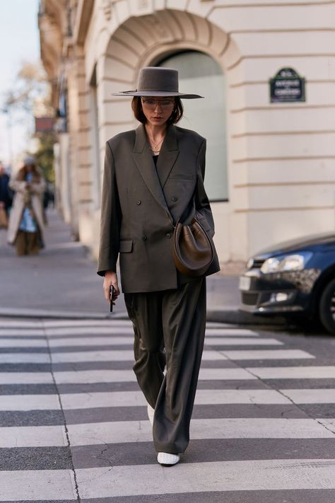 The Loose-Pant Trend Made This Fashion "Mistake" Cool | Who What Wear UK Vogue Editorial, Modern Street Style, Paris Mode, Moda Paris, Paris Fashion Week Street Style, Neue Outfits, Looks Street Style, Autumn Street Style, Paris Street