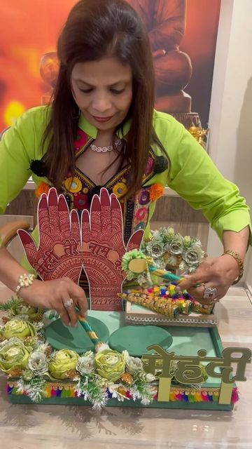 Mehendi Tray Decoration Ideas, Diy Haldi Platter, Mehendi Platter Decoration, Mehendi Tray Decoration, Mehndi Tray Decoration Ideas, Mehndi Plates Ideas Pakistani, Mehandi Plate Decoration, Mehendi Platter Ideas, Mehndi Thali Decoration Ideas