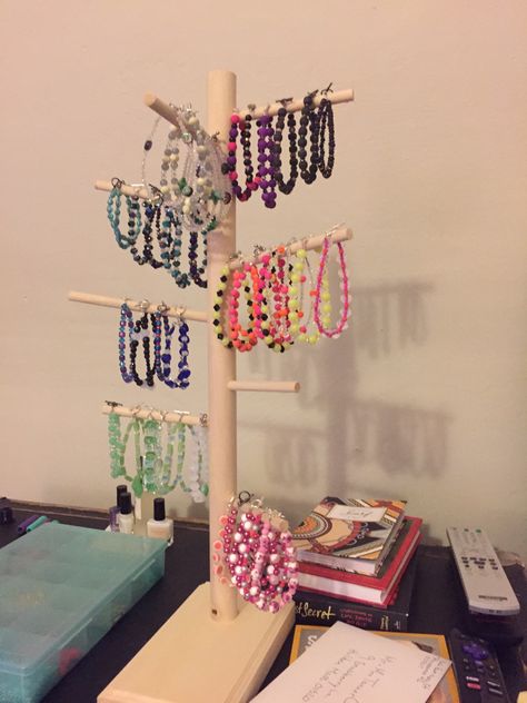 Diy Bracelet Stand, Bracelet Pop Up Stand Ideas, Diy Bracelets Holder, Bracelet Holder Diy, Bracelet Displays For Craft Shows, Bracelet Display Ideas, Bracelets Holder, Diy Bracelet Holder, Diy Crafts Easy At Home