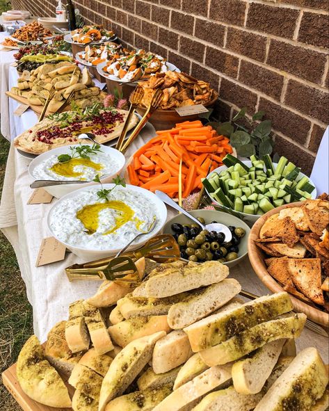 Vegan Event Food, Uk Buffet Ideas, Host Food Appetizers, Catered Food Ideas Parties, Wedding Food Ideas Vegetarian, Garden Buffet Table Ideas, Mediterranean Buffet Table, Mezze Grazing Table, Mediterranean Wedding Reception Food