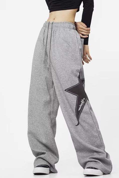 Baggy sweatpants grunge grey #fashion #y2k #baggy #grunge #streetstyle #streetwear Baggy Gray Sweatpants, Rare Outfits, Patch Sweatpants, Street Preppy, Dance Pants Hip Hop, Hip Hop Cargo Pants, Mha Dr, Dr Wardrobe, Gray Sweatpants