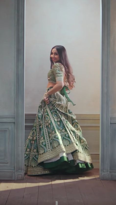 Pose In Ghagra, Photoshoot With Lehenga, Ghagra Photoshoot Poses, Lehnga Shoot Ideas, Lahenga Photography Poses, Lenga Pose, Lahenga Photoshoot Poses, Lengha Picture Ideas, Lehnga Poses Photoshoot Ideas