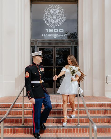 Navy Uniform Wedding, Marine Wedding Photos, Army Wedding Pictures, Marine Dress Blues Uniform, Military Wedding Army, Marines Dress Blues, Usmc Wedding, Marine Corps Wedding, Prenup Photos