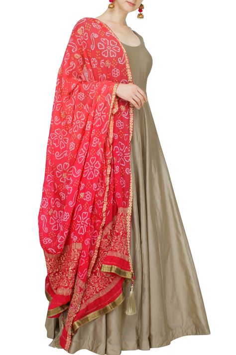 Grey anarkali with pink bandhani dupatta Red Dupatta Combination Suit, Pink Bandhani Dupatta, Grey Anarkali, Plain Dresses, Red Dupatta, Red Combination, Bandhani Dupatta, Indian Designers, Long Anarkali