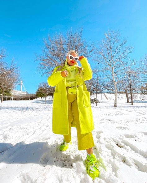 Style & Outfit Inspiration on Instagram: “MONOCHROMATIC MONDAYS IN NEON ft. a snowy day in Texas!!!🤩✨❄️ .⁣ .⁣ .⁣ .⁣ #ThatsSoEunice #monochromatic #neon #sanantonio #snow #ootd…” Snow Ootd, Neon Clothing, Snow Outfits, Poncho Outfit, A Snowy Day, Neon Outfits, Green Neon, Snowy Day, Resort Style