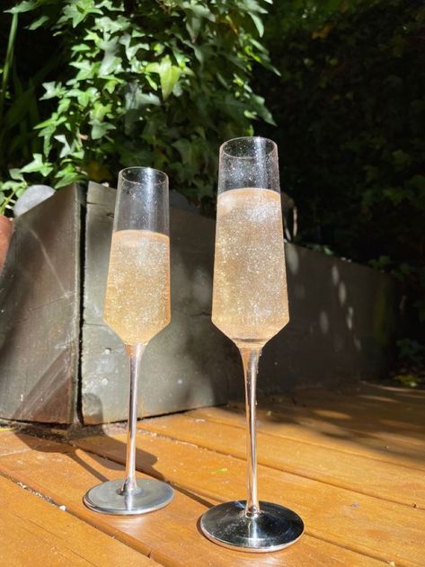 Glitter Champagne Aesthetic, Drink With Edible Glitter, Champagne Pink Birthday Party, Gold Glitter Drink, Champagne Drink Aesthetic, Glitter Champagne Drink, Glitter Drink Aesthetic, Glitter Birthday Aesthetic, Glitter Aesthetic Party