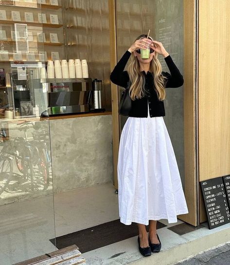 Night Chic Outfit, Millennial Work Outfit, White Skirt Office Outfit, Summer Work Skirt Outfits, Paris Modest Outfits, Casual Work Outfits Skirt, Fall Outfits White Skirt, Street Style Business Casual, Feminine Spring Style