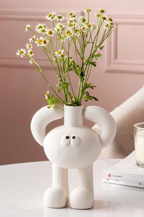 Cute Vase Ideas, Ceramics Characters, Pottery Ideas Cute, Vase Ideas Ceramic, Ceramic Ideas Projects, Plant Ceramics, Cool Vases, Wall Frame Ideas, Cute Ceramic Vase