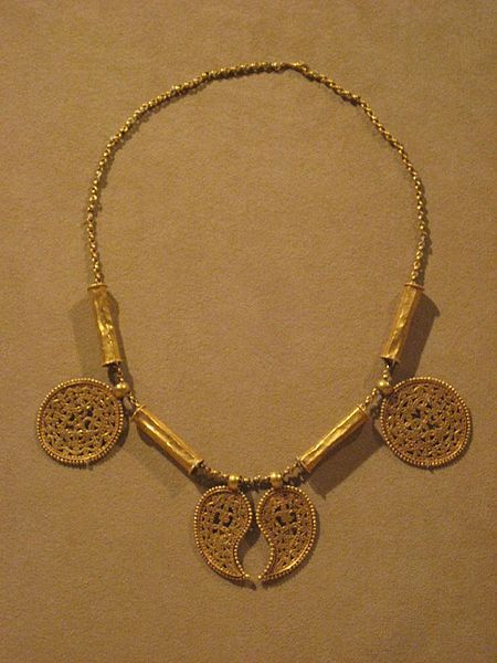 A 600-700 AD Byzantine gold necklace with 4 pendants. Now in the Metropolitan Museum of Art, New York. Coin Necklace Gold Indian, Necklace Gold Indian, Gold Coin Choker, Choker Necklace Indian, Antique Necklace Gold, Gold Coin Jewelry, Coin Necklace Gold, Neck Pieces Jewelry, Antique Necklaces Design